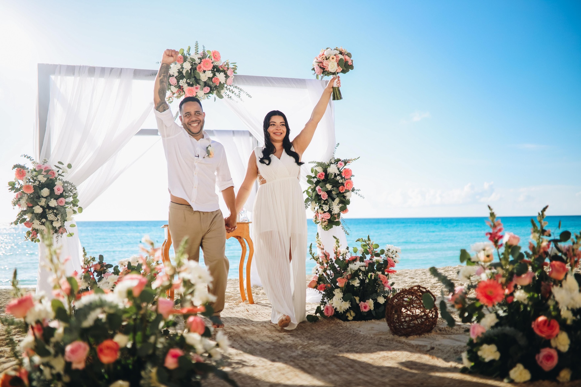 Celebração de união com familiares na praia cristalina de Cancun